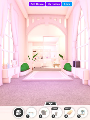 Просторный уютный домик в розовых тонах