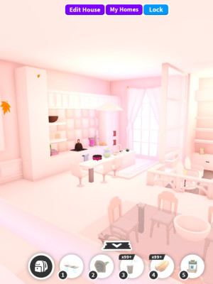 Просторный уютный домик в розовых тонах