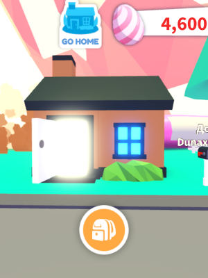 продаю небольшой новогодний, очень красивый домик