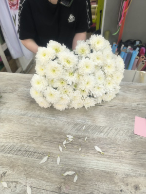 На цветы девушке